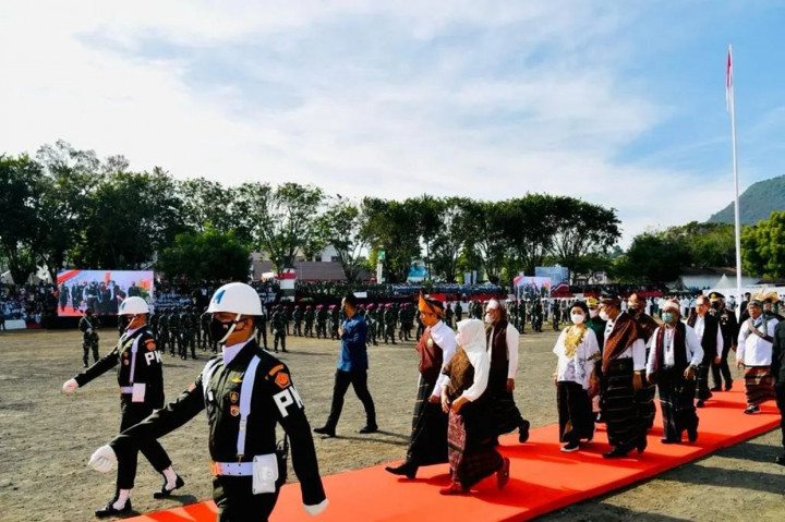 Ibu Iriana Jokowi pun tampak mengenakan kain motif tradisional Ende berwarna ungu tua.