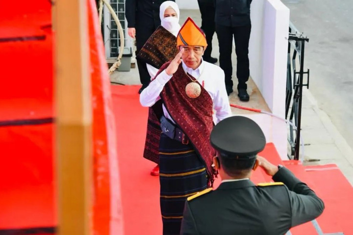 Dalam upacara kali ini, Presiden Jokowi terlihat mengenakan baju adat Ende, yakni Ragi Lambu-Luka Lesu lengkap dengan penutup kepala.