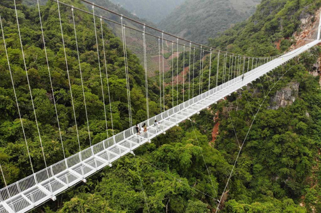 Sebuah jembatan yang berdiri di atas ngarai setinggi 150 meter dan panjang 632 meter dengan lantai terbuat dari kaca hadir di Vietnam, menawarkan sensasi menantang bagi wisatawan.
