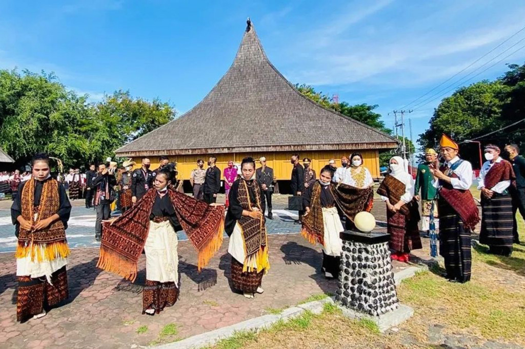“Saya ingin menyampaikan ucapan terima kasih yang sebesar-besarnya kepada masyarakat NTT (Nusa Tenggara Timur), khususnya masyarakat Ende, yang telah menerima saya, Ibu Iriana, dan seluruh rombongan, sejak awal datang sampai sekarang diterima dengan penuh kehangatan,” ujar Presiden usai pengukuhan.