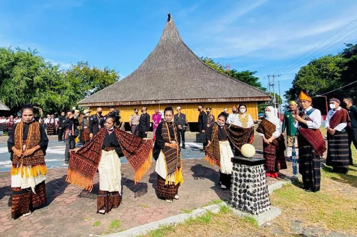 “Saya ingin menyampaikan ucapan terima kasih yang sebesar-besarnya kepada masyarakat NTT (Nusa Tenggara Timur), khususnya masyarakat Ende, yang telah menerima saya, Ibu Iriana, dan seluruh rombongan, sejak awal datang sampai sekarang diterima dengan penuh kehangatan,” ujar Presiden usai pengukuhan.