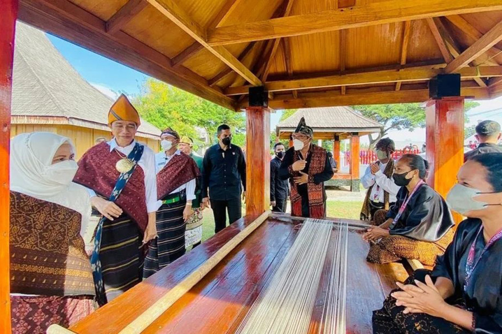 Presiden Joko Widodo dan Ibu Iriana Jokowi saat berkunjung ke Rumah Tenun Ende, Kabupaten Ende, Provinsi Nusa Tenggara Timur. 