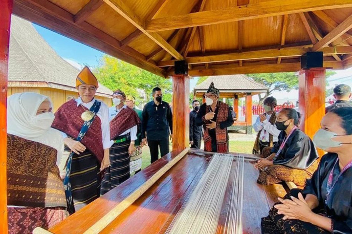 Presiden Joko Widodo dan Ibu Iriana Jokowi saat berkunjung ke Rumah Tenun Ende, Kabupaten Ende, Provinsi Nusa Tenggara Timur. 