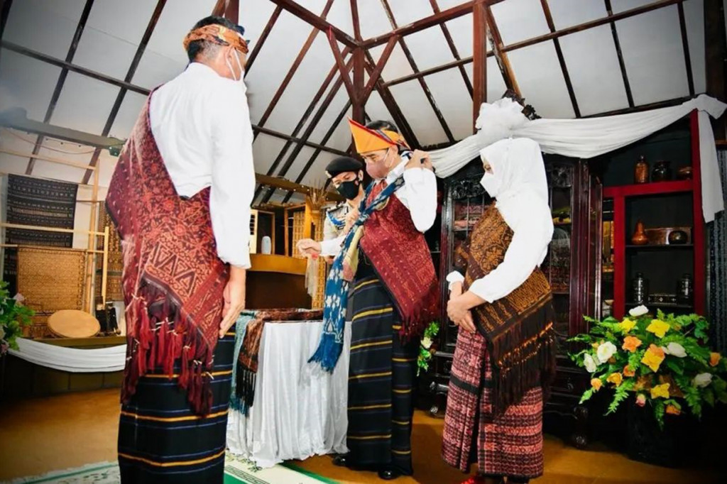 Presiden Joko Widodo menerima penganugerahan gelar tua adat Ende ‘Mosalaki Ulu Beu Eko Bewa’, dalam prosesi pengukuhan yang dilakukan di Rumah Tenun Ende, Kabupaten Ende, Provinsi Nusa Tenggara Timur. 