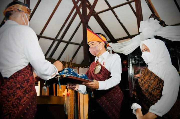 Gelar adat tersebut bermakna ‘Pemimpin wilayah Indonesia dari Sabang sampai Merauke”.