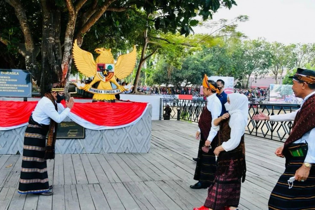 Sebelum proses pengukuhan, Presiden Jokowi dan Ibu Iriana Jokowi juga berkesempatan mengunjungi Rumah Pengasingan Bung Karno dan Taman Renungan Bung Karno. 