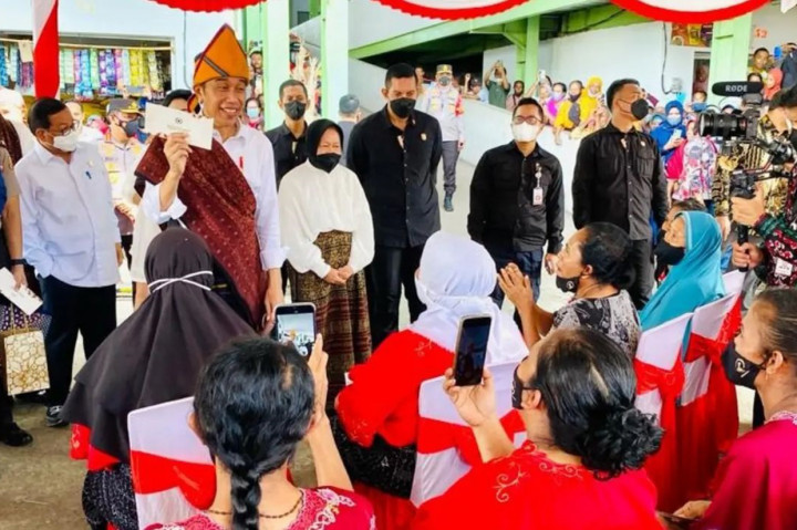 Presiden Joko Widodo dan Ibu Negara Iriana melanjutkan agenda kunjungan kerja dengan mengunjungi Pasar Mbongawani pada Rabu, 1 Juni 2022.