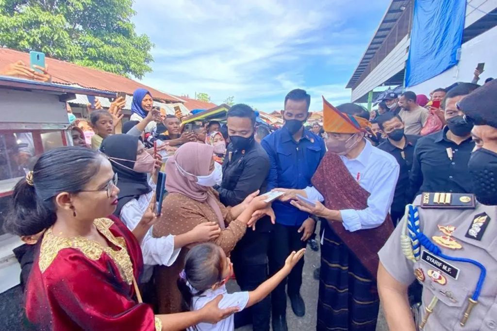 Masyarakat terlihat antusias menyambut kehadiran Presiden beserta Ibu Iriana yang hadir di Pasar Mbongawani untuk memberikan sejumlah bantuan sosial bagi masyarakat penerima manfaat Program Keluarga Harapan (PKH) dan para pedagang