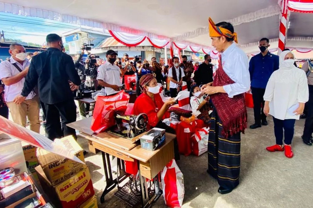 Saat tiba di pasar sekitar pukul 10.00 WITA, Kepala Negara masih tampak berbalut busana adat Ende, selepas mengikuti serangkaian peringatan Hari Lahir Pancasila tahun 2022. 