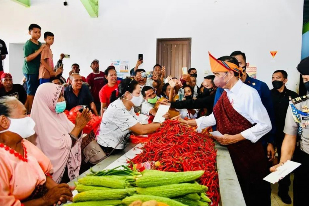 Selain memberikan bantuan sosial, Presiden dan Ibu Iriana juga sempat mampir di lapak milik salah seorang pedagang di pasar tersebut yang bernama Sofia untuk membeli lima gelas cabai Ende.