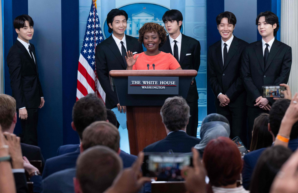 Idol grup Korea Selatan yang beranggotakan RM, Jimin, Jungkook, V, J-Hope, Suga, dan Jin, bergabung dengan Sekretaris Pers Karine Jean-Pierre untuk konferensi pers peringatan AAPI Heritage Month yang diperingati selama Mei untuk mengakui kontribusi dan pengaruh orang Amerika keturunan Asia dan Amerika Kepulauan Pasifik terhadap sejarah, budaya, dan pencapaian AS.