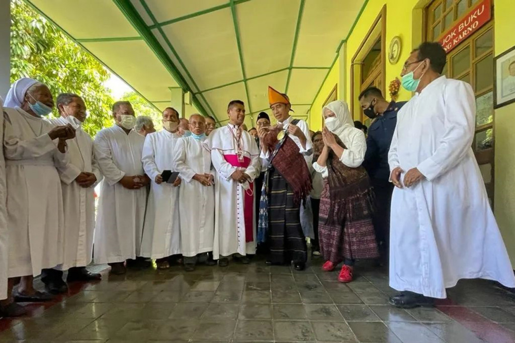 Presiden Joko Widodo kembali meninjau tempat bersejarah lain terkait Presiden ke-1 RI, Soekarno di Kabupaten Ende, Nusa Tenggara Timur (NTT). Kali ini, Jokowi bersama istri, Iriana, mendatangi Serambi Soekarno.