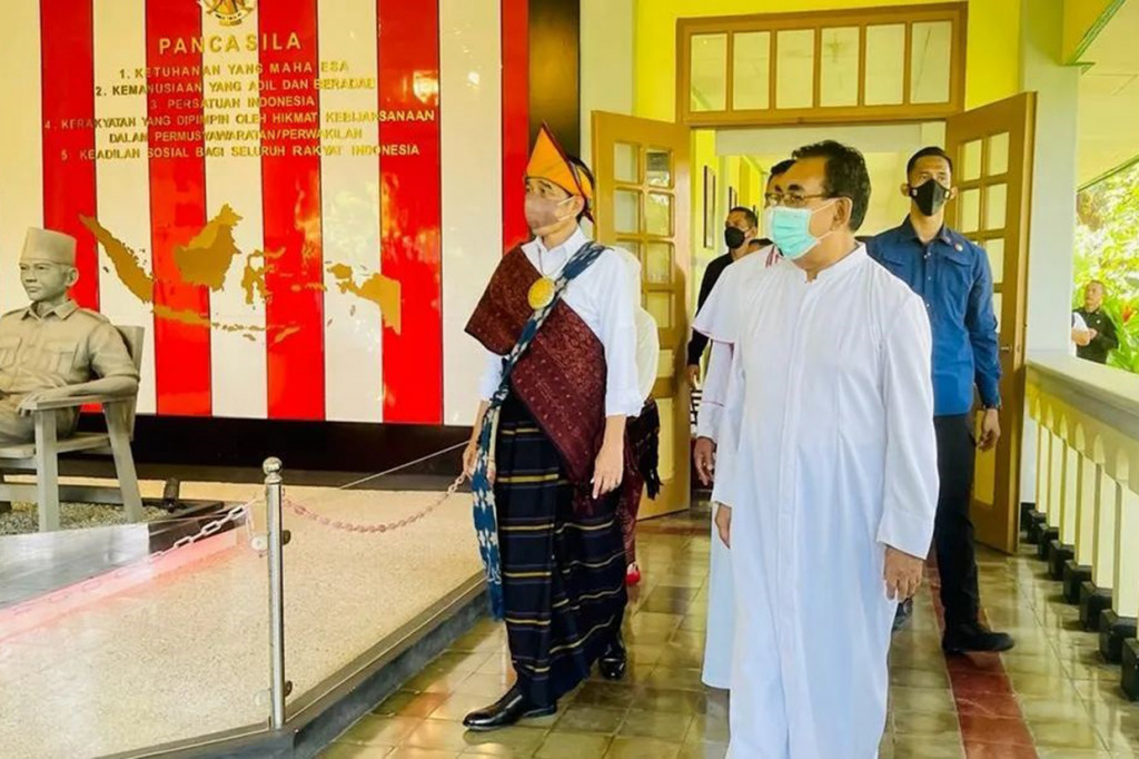 Selain itu, Bung Karno juga berkonsultasi tentang rencana dan jadwal pementasan tonil hasil karyanya, serta kerap bertukar pikiran dan berbincang-bincang akrab dengan para biarawan, khususnya dua misionaris asal Belanda, Pater Geradus Huijtink dan Pater Joannes Bouma. Keduanya diketahui menaruh simpati pada cita-cita perjuangan Bung Karno.