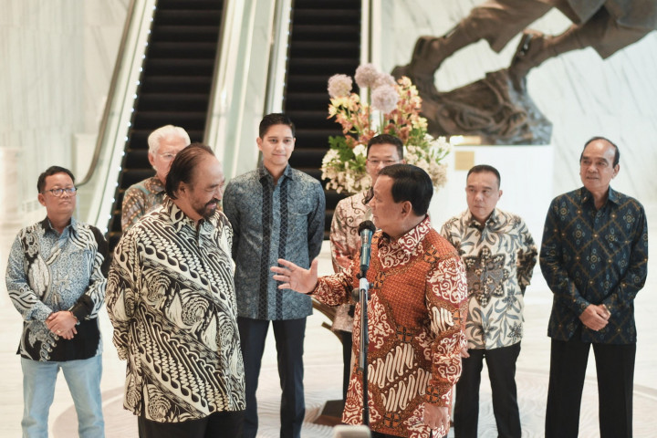 Ketua Umum Partai NasDem Surya Paloh (kiri) dan Ketua Umum Partai Gerindra Prabowo Subianto (kanan) saat saat memberi keterangan pers di Nasdem Tower, Jakarta, Rabu, 1 Juni 2022.