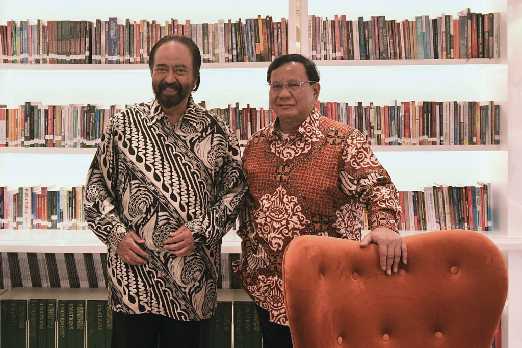 Menteri Pertahanan itu mengungkapkan, sejak awal dia dan Surya Paloh punya visi misi hingga tradisi kebangsaan yang sama. Selain itu, menurut dia mereka juga punya kesamaan dalam menjaga komitmen pada Pancasila dan UUD 1945.
