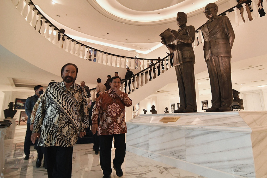 Ketua Umum Partai NasDem Surya Paloh (kedua kanan) saat menemani Ketua Umum Partai Gerindra Prabowo Subianto (kanan) saat berkunjung ke Nasdem Tower, Jakarta, Rabu, 1 Juni 2022.