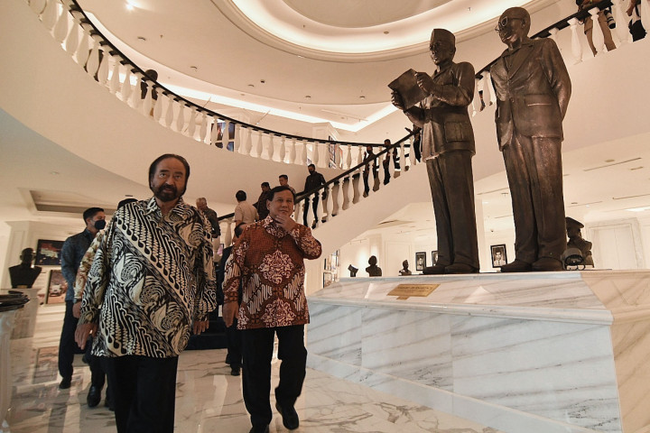 Ketua Umum Partai NasDem Surya Paloh (kedua kanan) saat menemani Ketua Umum Partai Gerindra Prabowo Subianto (kanan) saat berkunjung ke Nasdem Tower, Jakarta, Rabu, 1 Juni 2022.