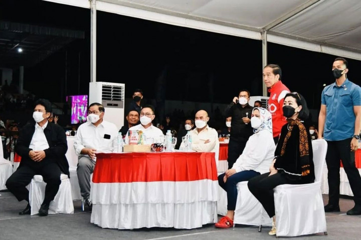 Presiden Joko Widodo (Jokowi) beserta Ibu Negara Iriana Joko Widodo menghabiskan malam bersama masyarakat dengan menonton Konser Kebangsaan yang menghadirkan grup musik Slank dan Kla Project di Kabupaten Ende, Nusa Tenggara Timur (NTT), Rabu 1 Juni 2022 malam.