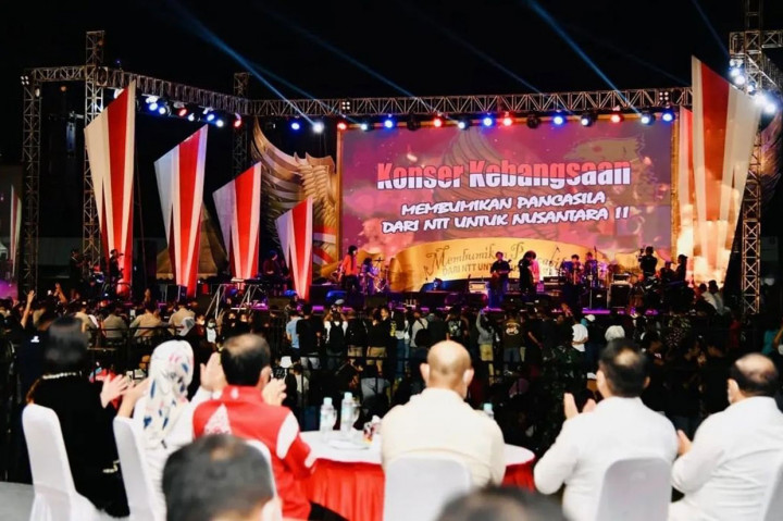 Konser Kebangsaan membumikan Pancasila dari NTT untuk Nusantara itu digelar di Stadion Marilonga Ende pada malam terakhir kunjungan Presiden di NTT.
