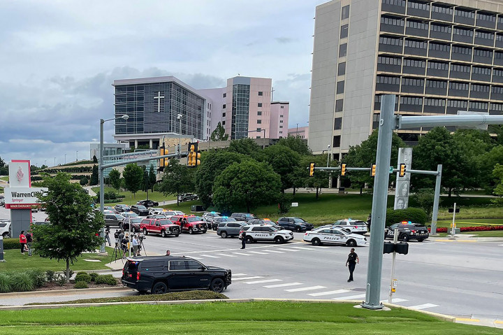 Kendaraan polisi dan petugas terlihat di luar sebuah rumah sakit setelah penembakan massal terjadi di Tulsa, Oklahoma, Amerika Serikat, Rabu, 1 Juni 2022 waktu setempat.