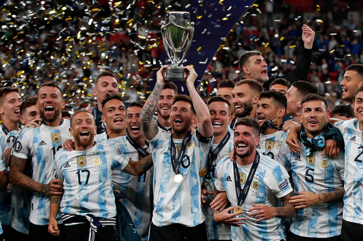 Kapten Timnas Argentina Lionel Messi mengangkat trofi usai timnya memenangi laga melawan italia pada pertandingan persahabatan internasional yang disebut 'Finalissima' di Stadion Wembley, Kamis, 2 Juni 2022 dini hari WIB.