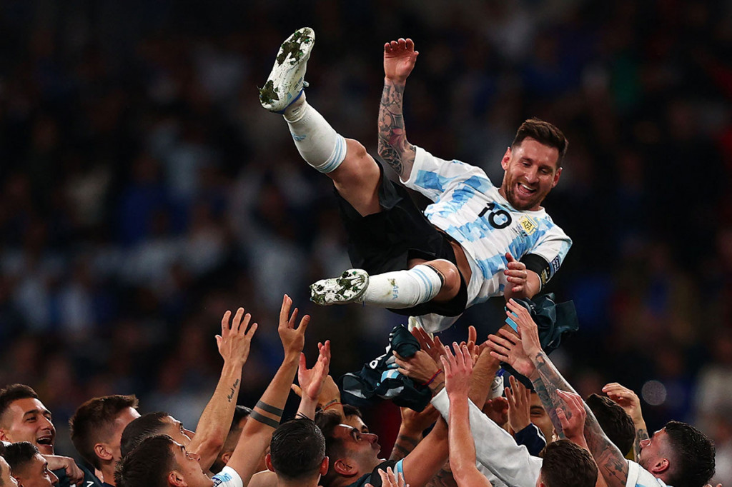 Messi yang tampil impresif pada laga tersebut diangkat ke udara oleh rekan-rekan setimnya.