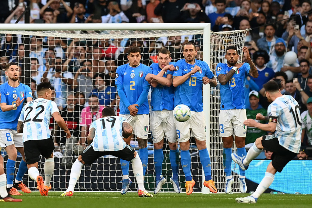 Di bawah dukungan ribuan pendukungnya di antara 87.000 penonton yang bertekad mengubah London barat laut menjadi Buenos Aires malam itu, tim Argentina termasuk Lionel Messi terlalu cepat dan licin untuk Azzurri.