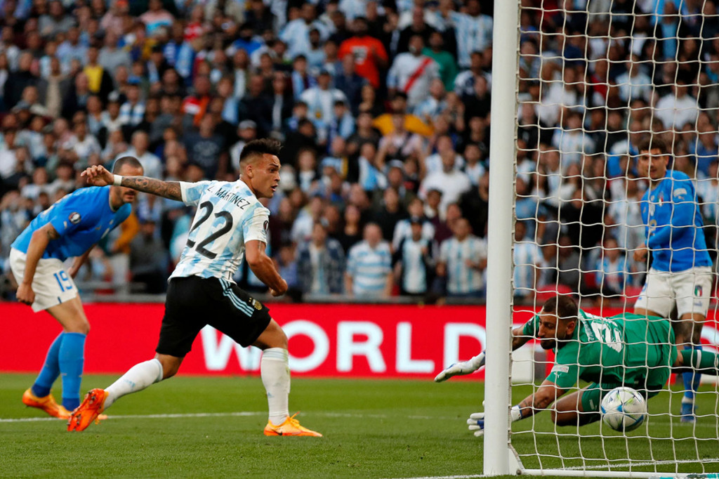 Lautaro Martinez mencetak gol dari jarak dekat pada menit ke-28 dari umpan silang rendah Lionel Messi untuk mengganjar dominasi Argentina pada awal pertandingan.
