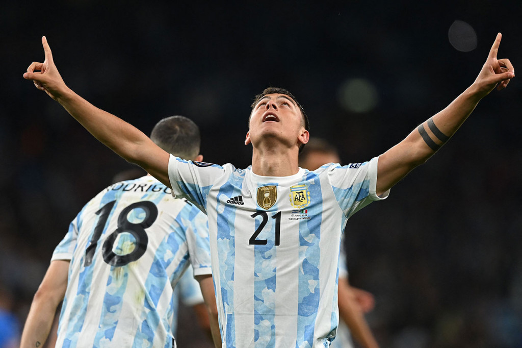 Pemain pengganti Paulo Dybala semakin menguatkan dominasi Argentina lewat finishing rendah di masa tambahan waktu. Skor 3-0 untuk Tim Tango bertahan hingga laga usai.