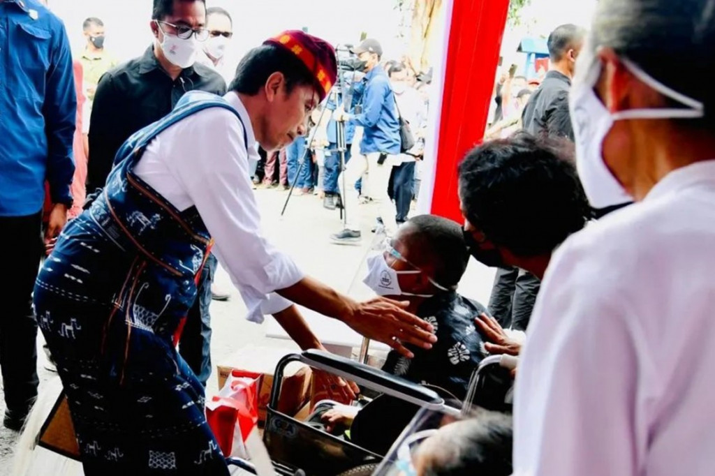 Warga Kabupaten Ngada nampak antusias saat menyambut kehadiran Presiden Joko Widodo dan Ibu Negara Iriana Joko Widodo di pasar Bobou, Kabupaten Ngada NTT pada Rabu, 1 Juni 2022.