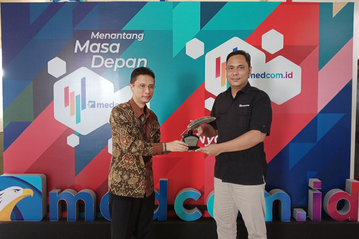 Direktur Informasi dan Media Kemenlu Harto Harkomoyo (kiri) menyerahkan penghargaan Adam Malik kepada Pemimpin Redaksi Medcom.id Indra Maulana di Kantor Medcom.id, Kedoya, Kebon Jeruk, Jakarta Barat, Kamis, 2 Juni 2022.