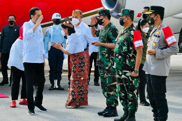 Presiden dan Ibu Iriana disambut oleh Bupati Sumba Timur Khristofel Praing beserta istri, Komandan Kodim Letkol Czi Aditya Triwirawan, serta Kapolres Sumba Timur AKBP Fajar Widyadharma.
