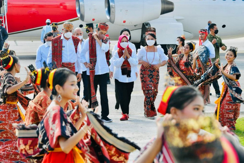 Presiden dan Ibu Iriana disambut tarian selamat datang. 