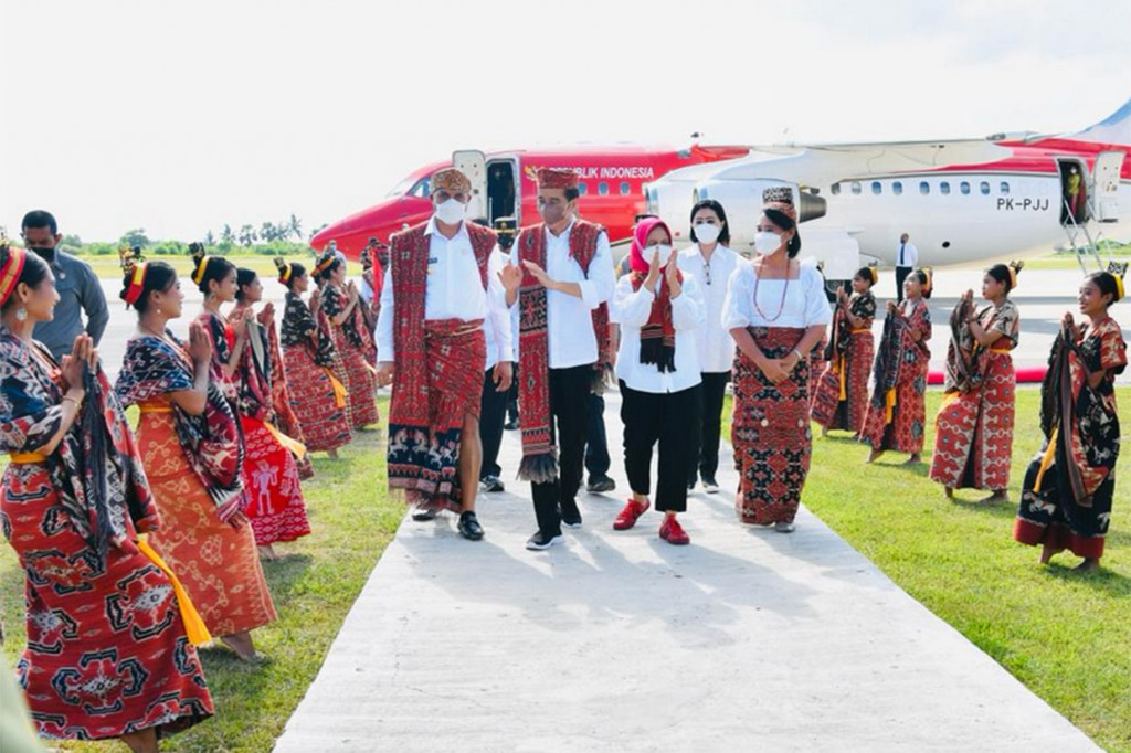 Dari bandara, Presiden dan Ibu Iriana bersama rombongan melanjutkan perjalanan menuju pabrik pengolahan hasil panen tanaman sorgum. Presiden juga diagendakan memberikan bantuan di  Pasar Inpres Matawai.
