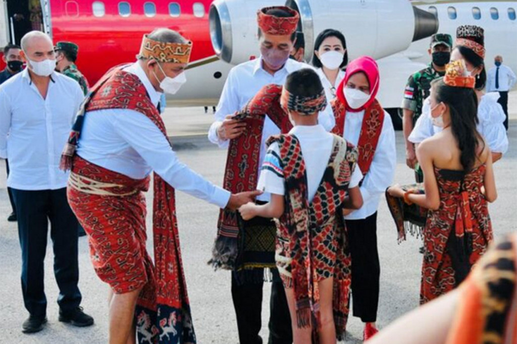 Sebelum menuju ruang tunggu, Presiden dan Ibu Iriana dikalungi kain tenun khas Sumba Timur.