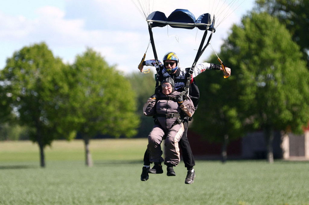 Seorang nenek berusia 103 tahun asal Swedia, Rut Larsson melakukan terjun payung tandem bersama penerjun payung Joackim Johansson, di Motala.