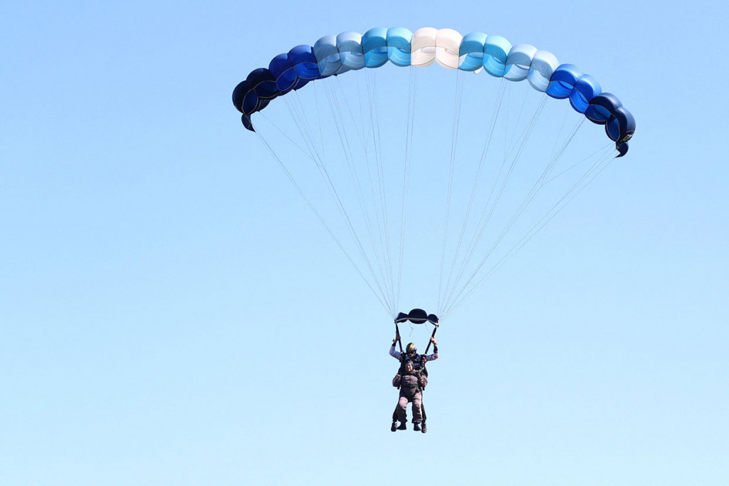 Seorang nenek berusia 103 tahun asal Swedia, Rut Larsson melakukan terjun payung tandem bersama penerjun payung Joackim Johansson, di Motala.