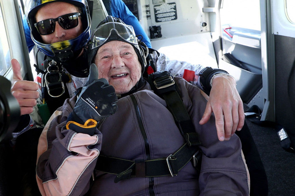 Seorang nenek berusia 103 tahun asal Swedia, Rut Larsson bersiap melakukan terjun payung tandem bersama penerjun payung Joackim Johansson, di Motala, sekitar 240 kilometer barat daya Stokcholm, Swedia, Minggu, 29 Mei 2022 waktu setempat.