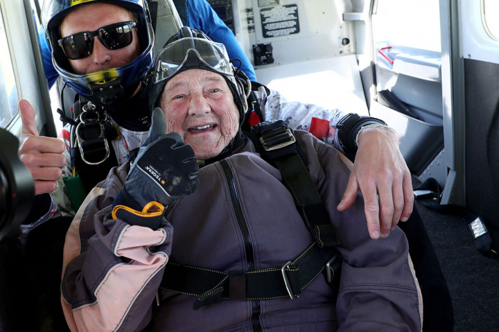 Seorang nenek berusia 103 tahun asal Swedia, Rut Larsson bersiap melakukan terjun payung tandem bersama penerjun payung Joackim Johansson, di Motala, sekitar 240 kilometer barat daya Stokcholm, Swedia, Minggu, 29 Mei 2022 waktu setempat.