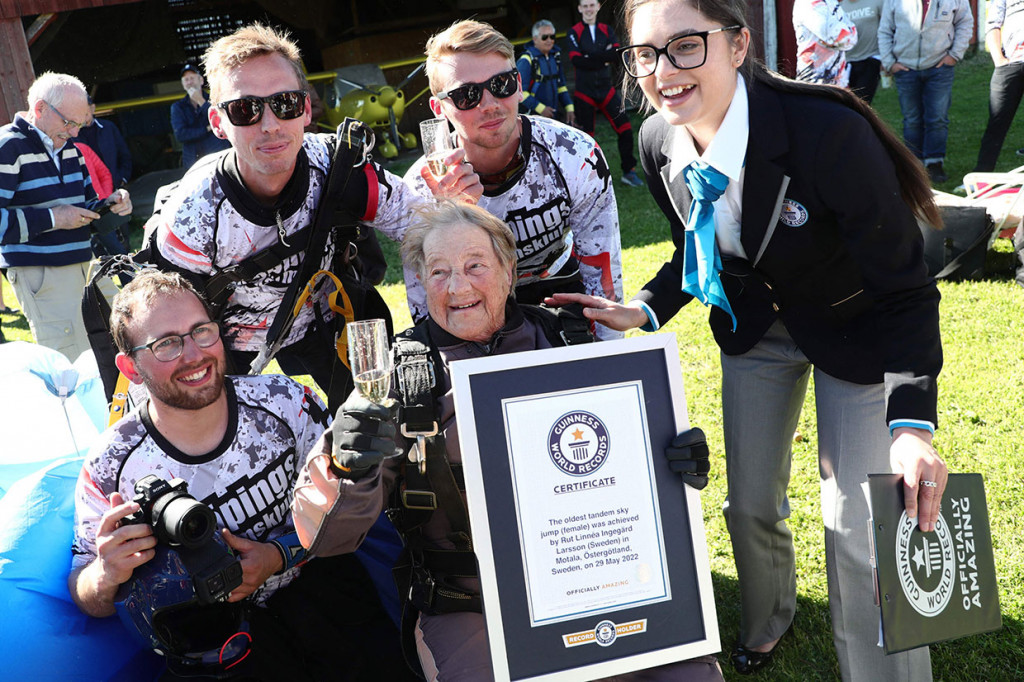 Larsson, yang berusia 103 tahun dan 259 hari, memecahkan rekor Guiness Book of World Record sebagai orang tertua yang melakukan terjun payung tandem, mengalahkan rekor sebelumnya yaitu 103 tahun dan 181 hari.