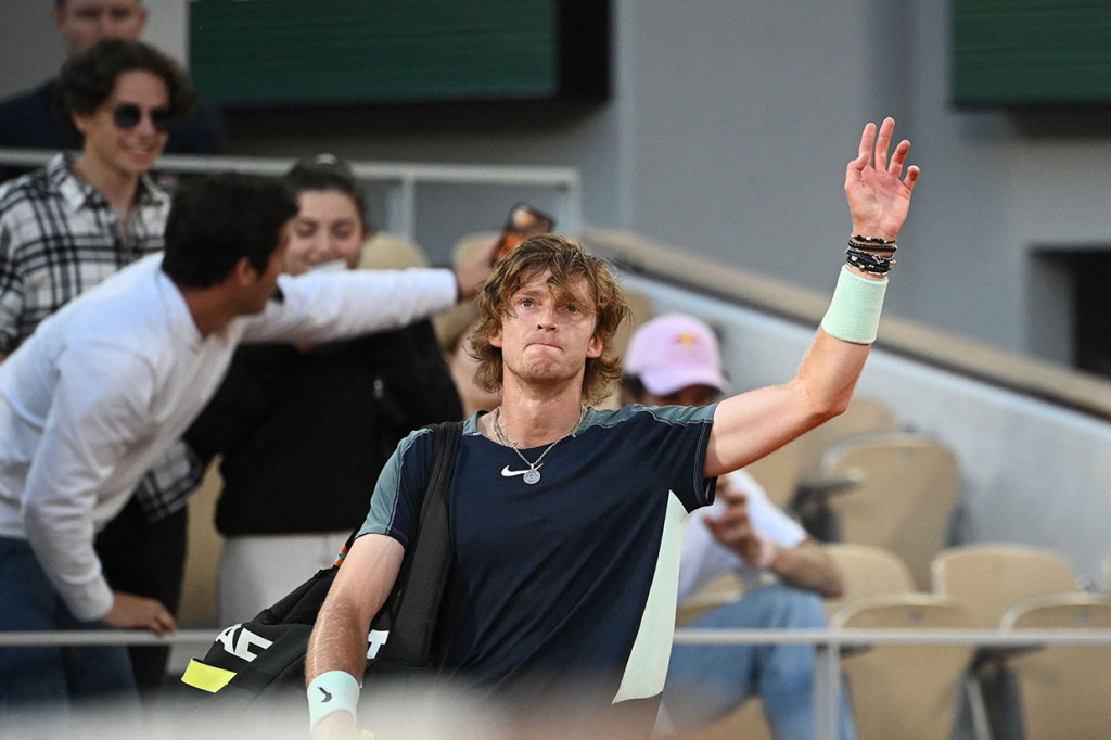 Cilic, juara AS Terbuka 2014, membutuhkan empat jam dan 10 menit untuk mengalahkan Rublev yang kini telah kehilangan semua dari lima penampilan perempat finalnya di Grand Slam.