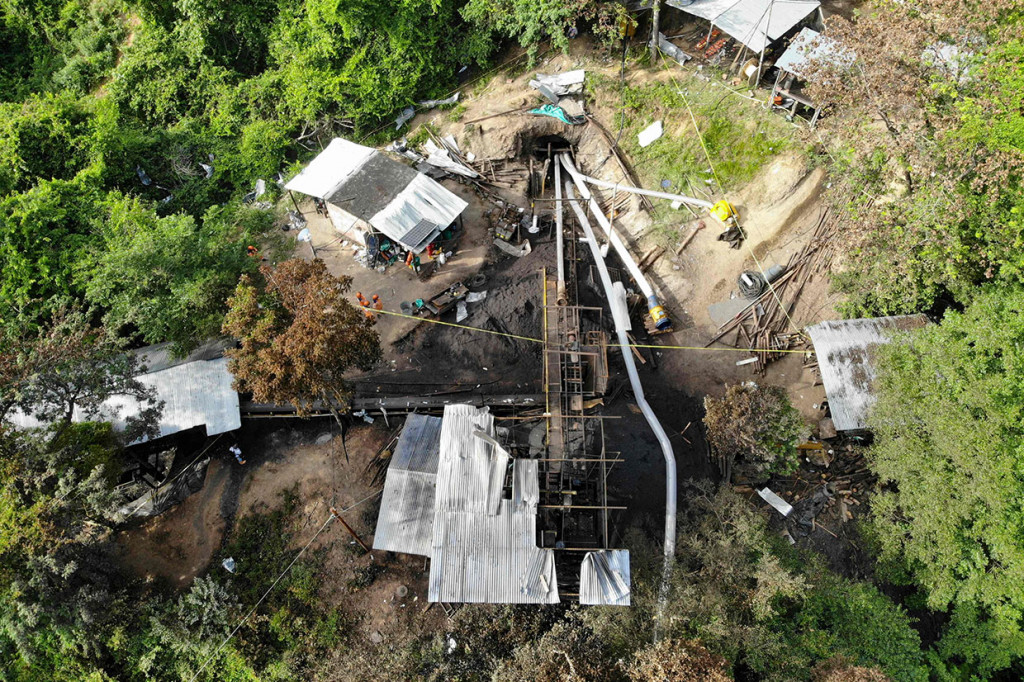 Seorang penambang yang berada di luar terowongan pada saat ledakan meninggal karena luka bakar yang serius.