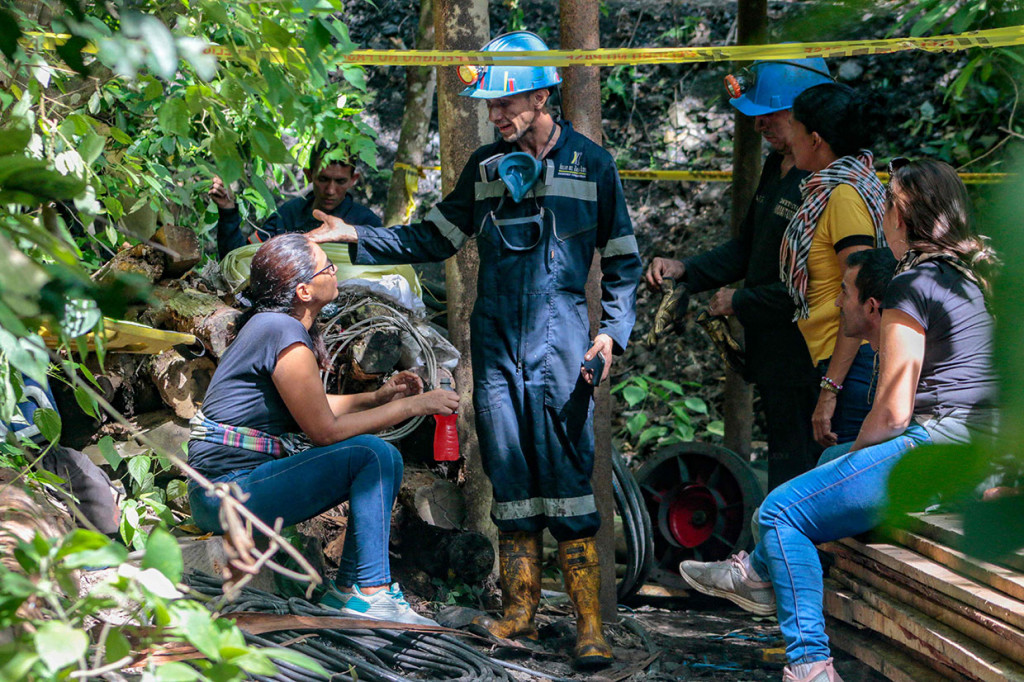 Teman dan anggota keluarga menunggu di tepi sungai dekat tambang, tempat ratusan penyelamat bekerja siang dan malam untuk membebaskan para penambang.