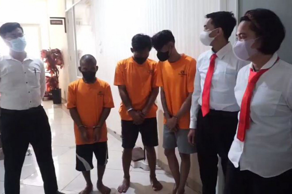 Jajaran Reskrim Polres Metro Jakarta Utara (Jakut) berhasil meringkus tiga orang diduga pelaku pemerkosaan disertai dengan pencurian di Pademangan. Pelaku berinisial  AS, ABY, dan WDP ditangkap di kawasan Penjaringan, Jakarta Utara usai menjadi buronan polisi sejak 12 Mei 2022.