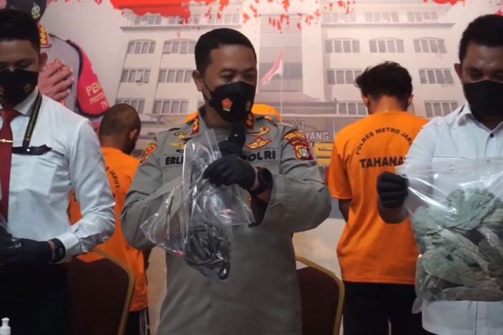 Wakapolres Metro Jakut, AKBP Erlin Tang Jaya, menyebut ketiga pelaku menggunakan modus menagih hutang kepada korban yang saat itu sedang dalam kondisi sendirian di rumah. Usai SV menyerahkan sejumlah uang, salah satu pelaku AS  langsung mengikatnya, kemudian komplotan ini memperkosa korban secara bergiliran.