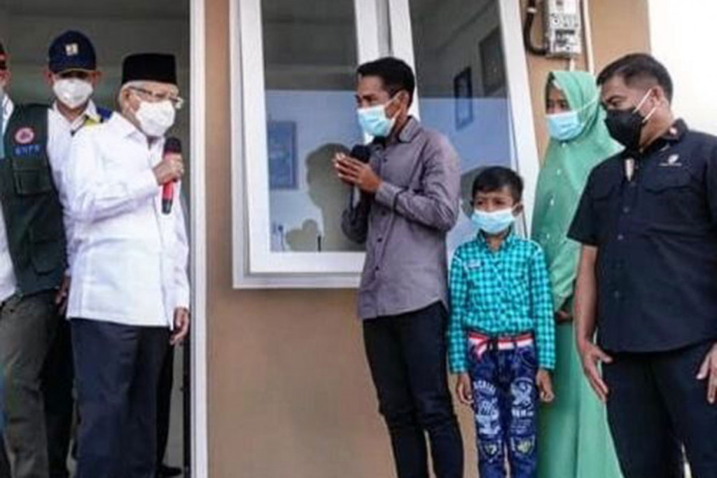 Wakil Presiden Ma'ruf Amin berbincang dengan warga penghuni hunian tetap bagi masyarakat korban terdampak erupsi Gunung Semeru, di Desa Sumber Mujur, Kecamatan Candipuro, Lumajang, Jawa Timur, Kamis, 2 Juni 2022.