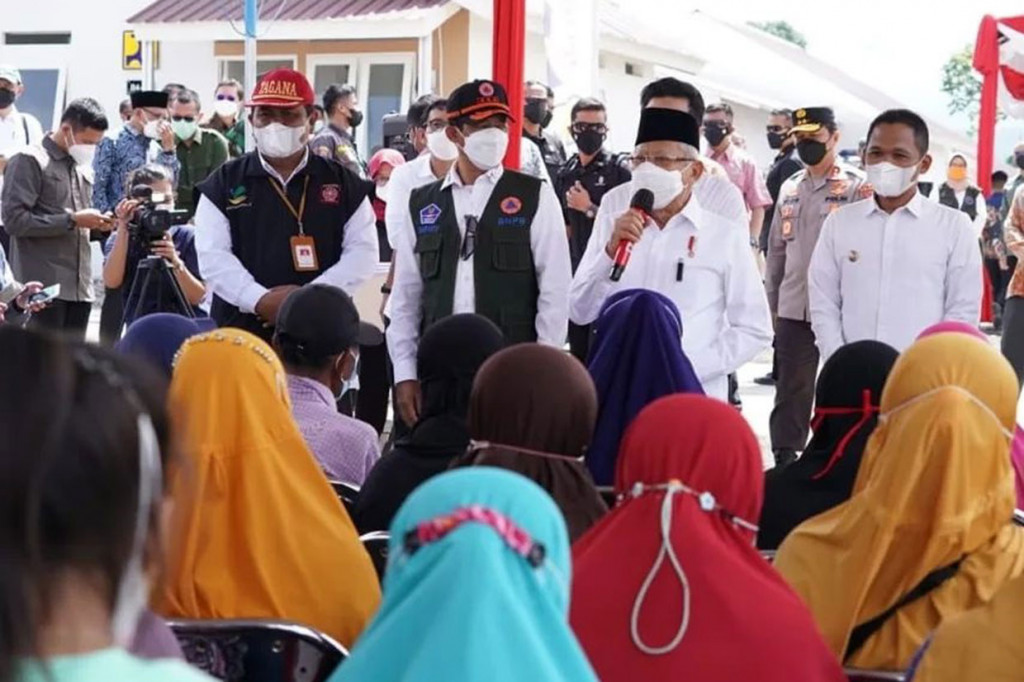 Pada kesempatan ini, Wapres juga berkesempatan memberikan bantuan dari Kementerian Sosial untuk para pengungsi.