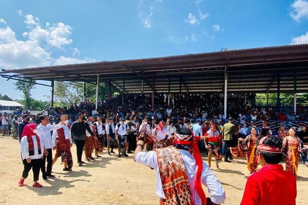 Presiden Joko Widodo bersama Ibu Negara Iriana Joko Widodo menyaksikan ekshibisi pacuan kuda di Lapangan Rihi Eti Prailiu, usai mengunjungi pabrik sorgum di Sumba Timur, Nusa Tenggara Timur (NTT), Kamis, 2 Juni 2022.
