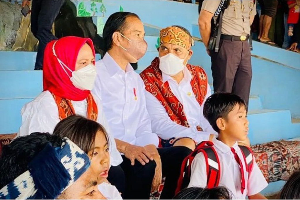 Saat menonton lomba pacuan kuda, Presiden dan Ibu Negara didampingi oleh Bupati Sumba Timur Khristofel Praing.