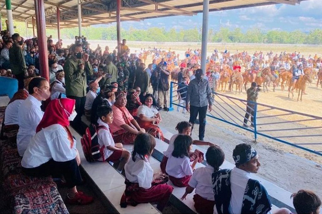 Iriana sempat mengajak anak-anak sekolah dasar setempat untuk duduk di dekatnya. Ajakan Iriana itu mendapat sambutan antusias puluhan anak SD yang bergegas menghampiri dan mendekat ke Iriana.